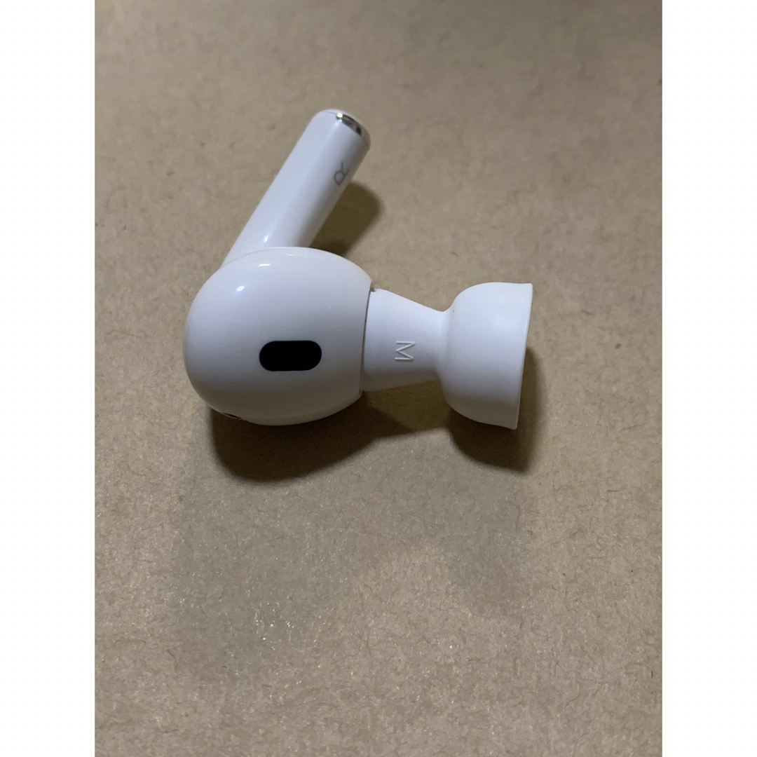 Apple(アップル)のAirPods Pro 第2世代 MQD83J/A A2698(R)右耳＿Z8 スマホ/家電/カメラのオーディオ機器(ヘッドフォン/イヤフォン)の商品写真