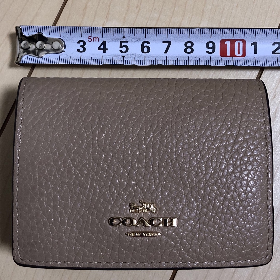 COACH(コーチ)のコーチ　三つ折り財布　ベージュ✖️ワインカラー レディースのファッション小物(財布)の商品写真