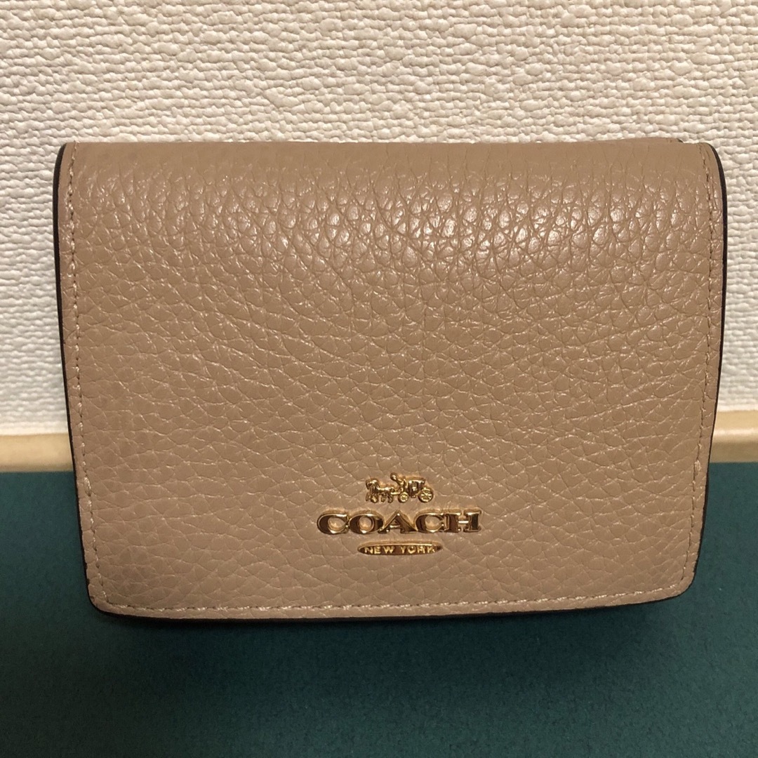 COACH(コーチ)のコーチ　三つ折り財布　ベージュ✖️ワインカラー レディースのファッション小物(財布)の商品写真