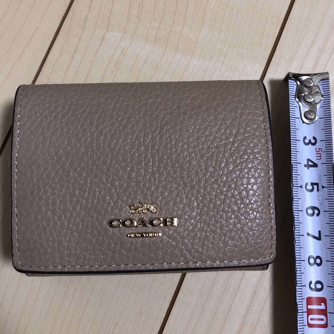 COACH(コーチ)のコーチ　三つ折り財布　ベージュ✖️ワインカラー レディースのファッション小物(財布)の商品写真