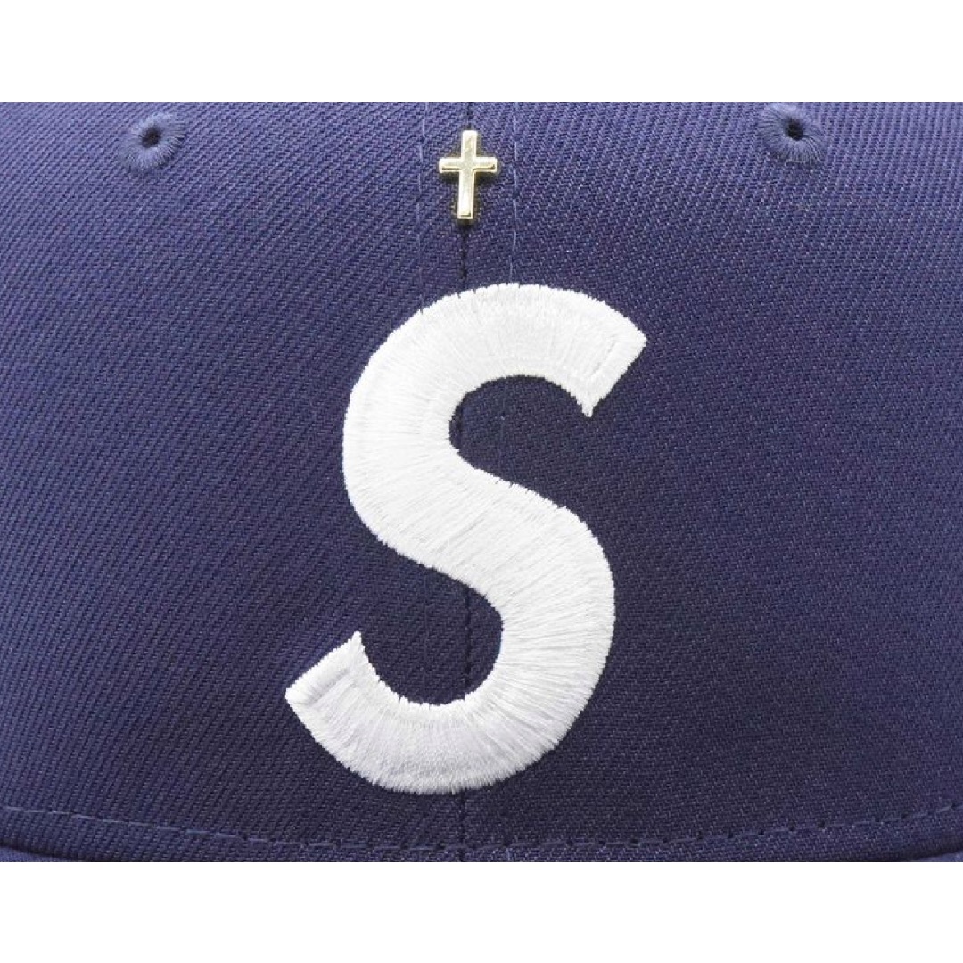 Supreme(シュプリーム)のSupreme Gold Cross S Logo New Era Navy メンズの帽子(キャップ)の商品写真