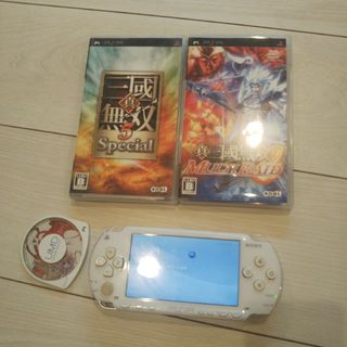 良品⭐️psp本体⭐️白。純正バッテリー、ゲーム３つ付き♪動作OK♪除菌済み！(携帯用ゲーム機本体)