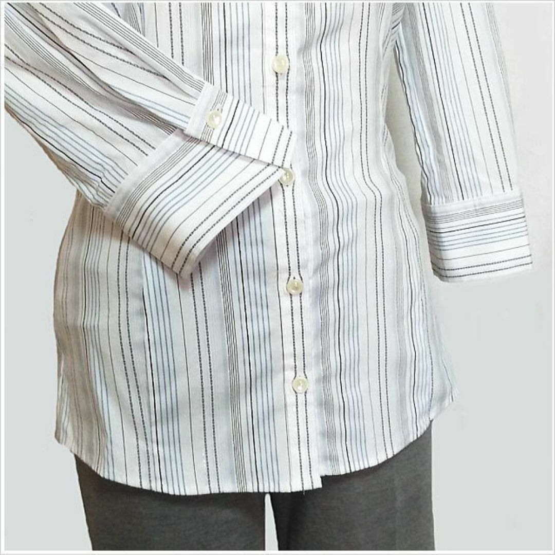 INDIVI(インディヴィ)の〈INDIVI〉白ストライプ柄七分袖シャツ インディヴィ 日本製 38 M レディースのトップス(シャツ/ブラウス(長袖/七分))の商品写真