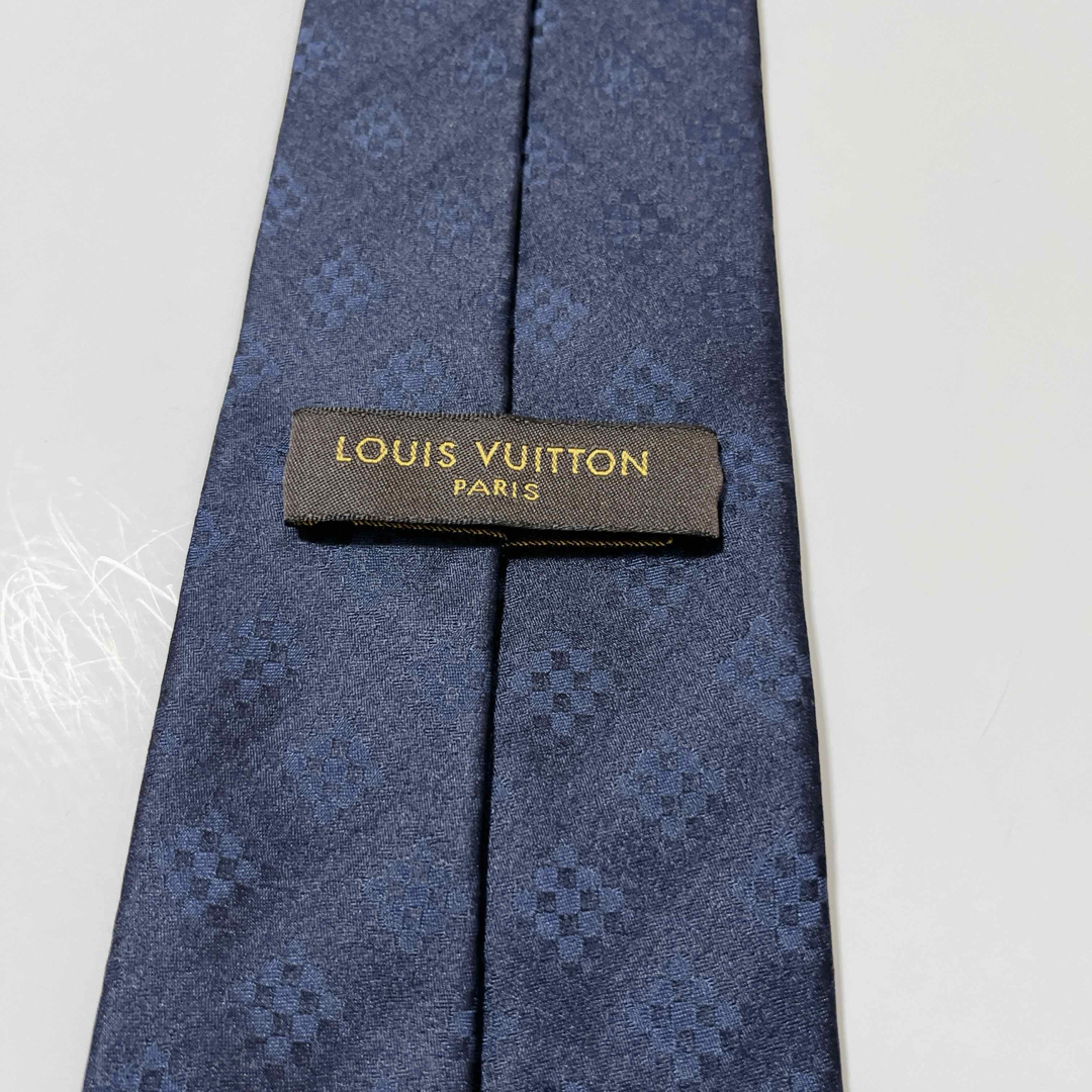 LOUIS VUITTON(ルイヴィトン)の美品 ルイヴィトン ネクタイ ハイブランド ダミエ柄 マイクロダミエ 光沢 紺色 メンズのファッション小物(ネクタイ)の商品写真