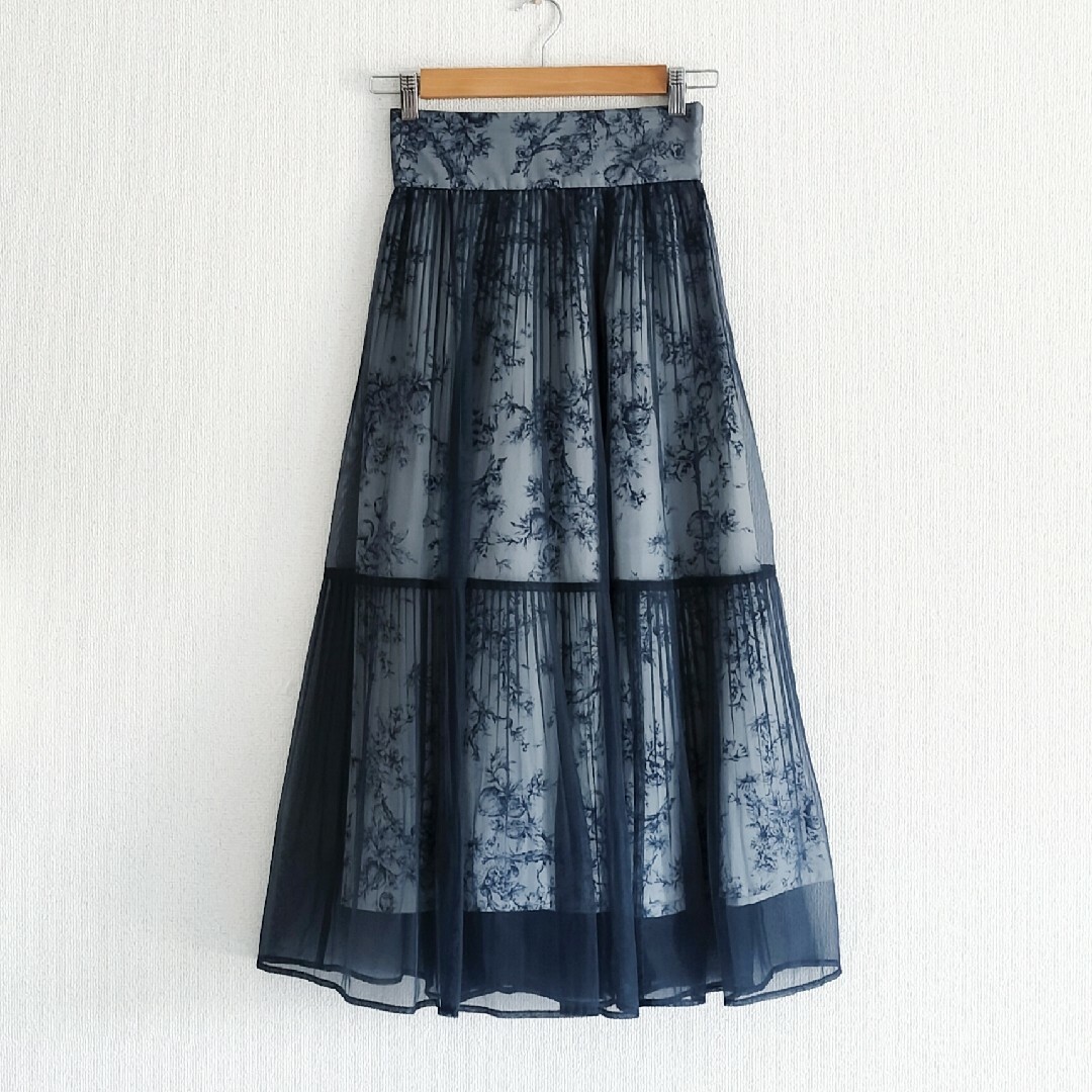SNIDEL(スナイデル)の新品タグ付き スナイデル プリーツシフォン レイヤードプリントスカート ネイビー レディースのスカート(ロングスカート)の商品写真