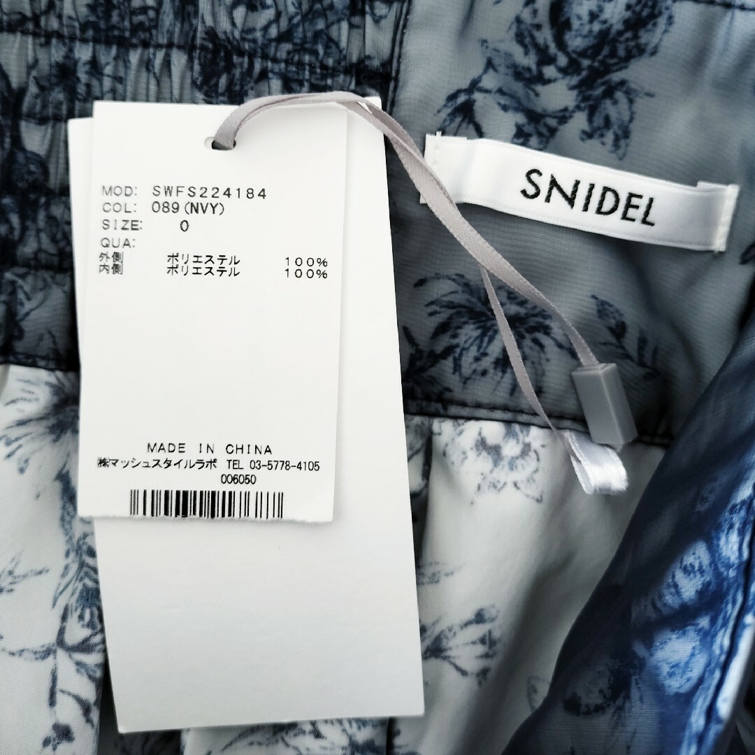 SNIDEL(スナイデル)の新品タグ付き スナイデル プリーツシフォン レイヤードプリントスカート ネイビー レディースのスカート(ロングスカート)の商品写真