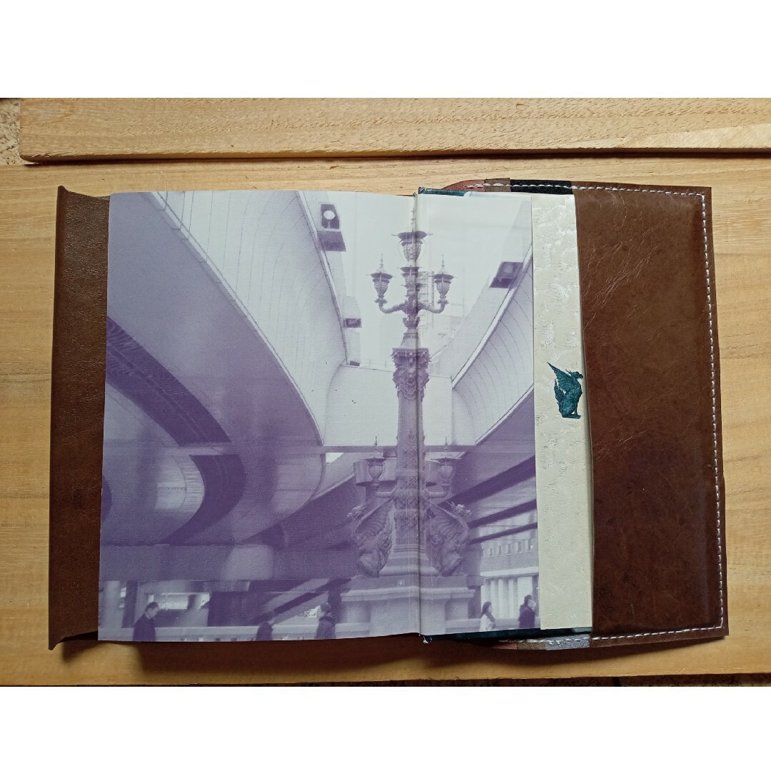 ハードカバー　革のブックカバー　タンニン革　ツギハギDesign ハンドメイドの文具/ステーショナリー(ブックカバー)の商品写真