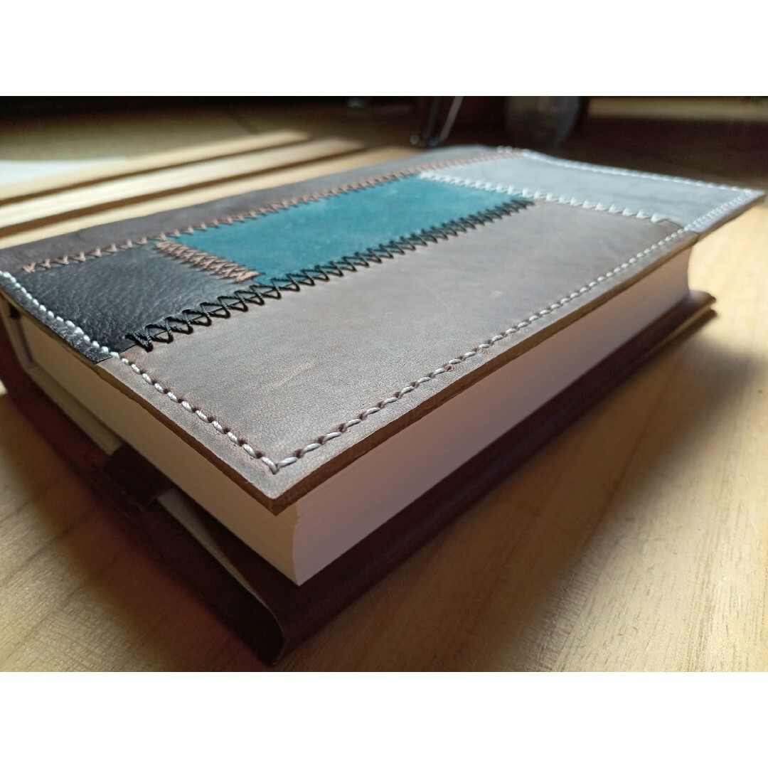 ハードカバー　革のブックカバー　タンニン革　ツギハギDesign ハンドメイドの文具/ステーショナリー(ブックカバー)の商品写真