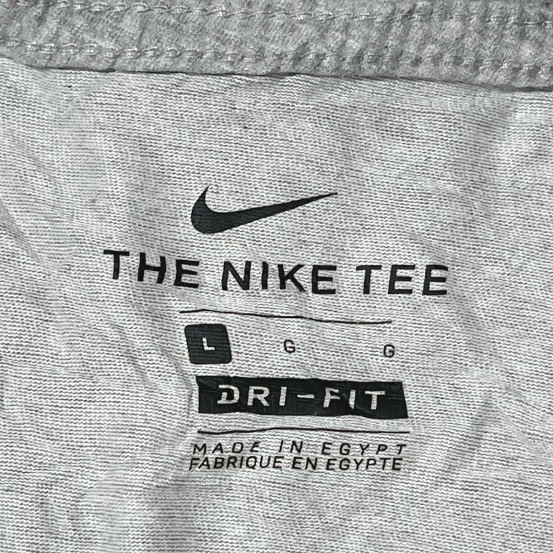 NIKE(ナイキ)のナイキ 半袖Tシャツ ビッグロゴT グレーDRI-FIT 夏物古着 h21 メンズのトップス(Tシャツ/カットソー(半袖/袖なし))の商品写真