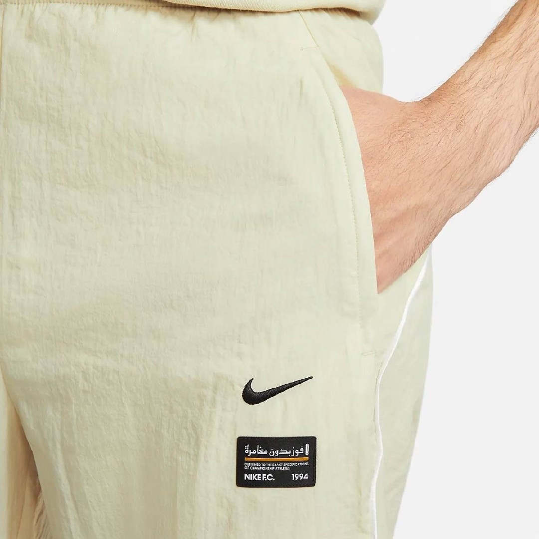 NIKE(ナイキ)の[新品] NIKE ナイキ ウーブンパンツ NIKE FC ナイロンパンツ L メンズのパンツ(その他)の商品写真