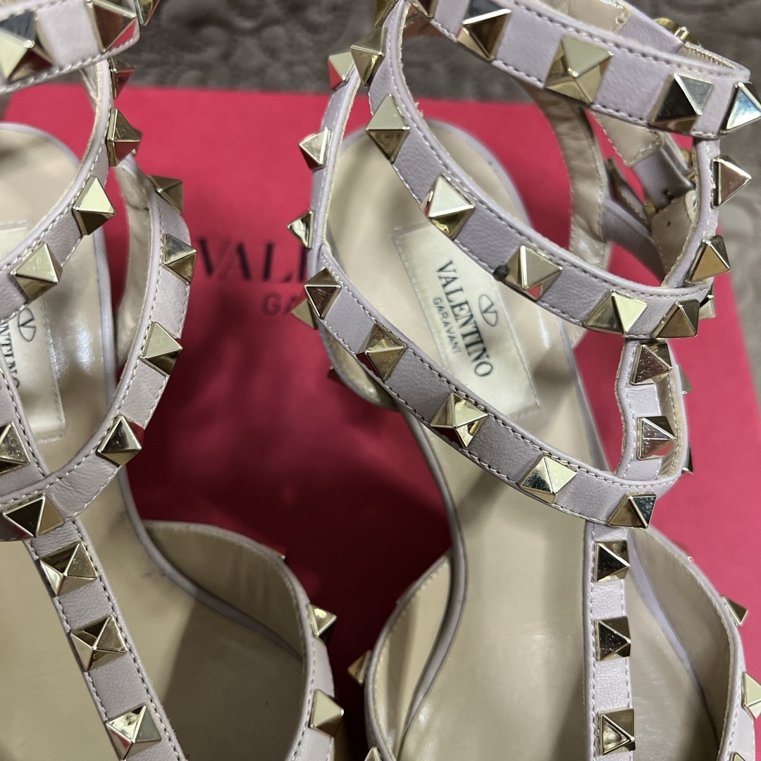 VALENTINO(ヴァレンティノ)の正規店購入　ヴァレンティノ　ロックスタッズ　ストラップパンプス　サンダル レディースの靴/シューズ(サンダル)の商品写真