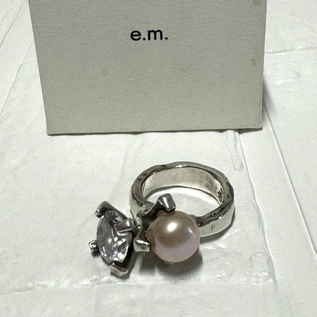 e.m.(イーエム)のe.m. ジルコニア パール 揺れ リング レディースのアクセサリー(リング(指輪))の商品写真