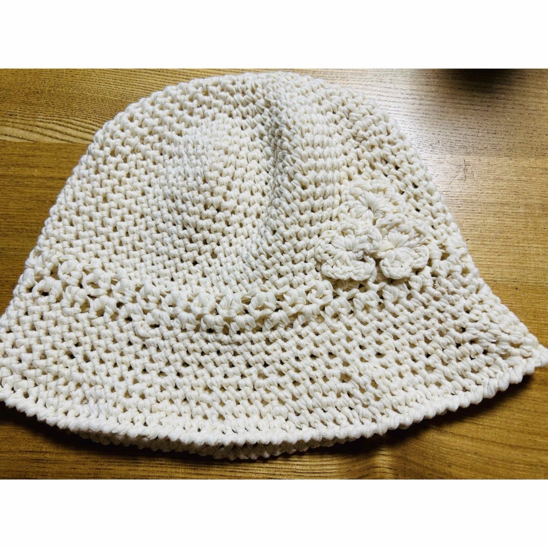手編み帽子　　お花付き ハンドメイドのファッション小物(帽子)の商品写真