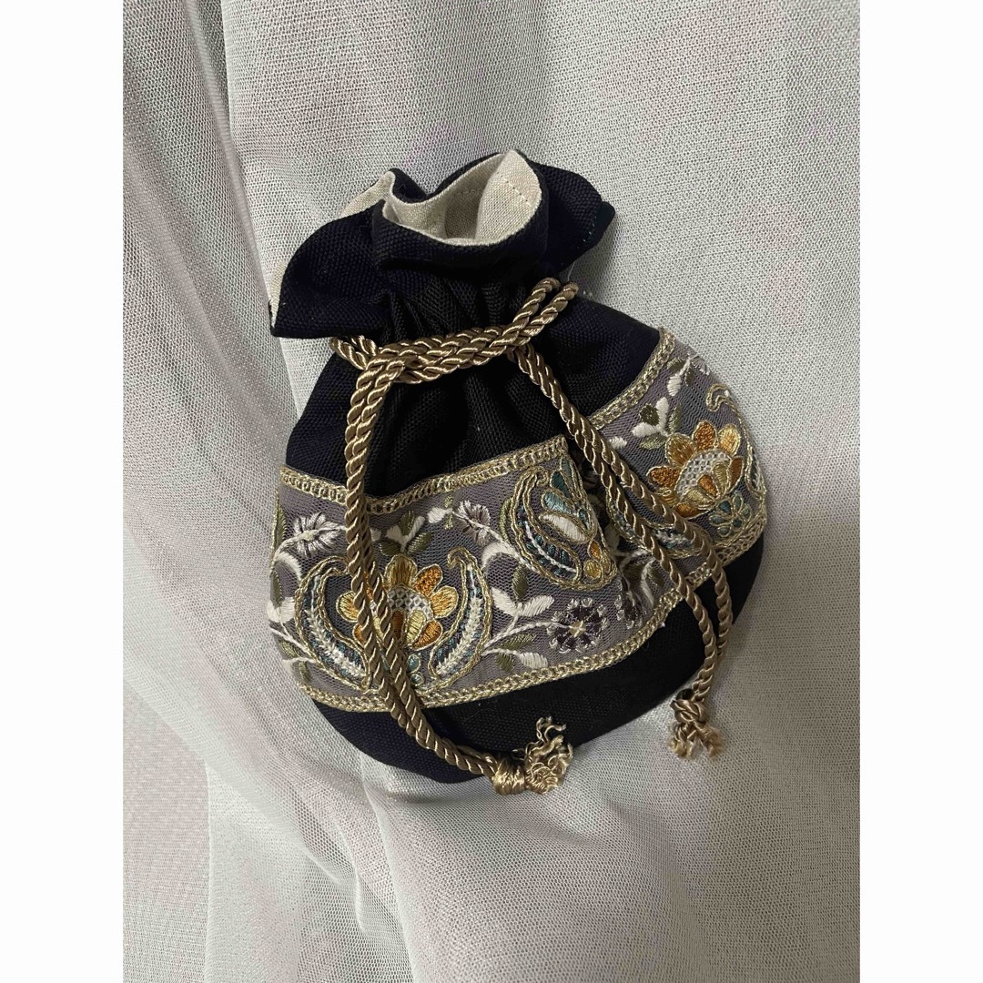 丸い巾着インド刺繍リボン ハンドメイドのファッション小物(ポーチ)の商品写真