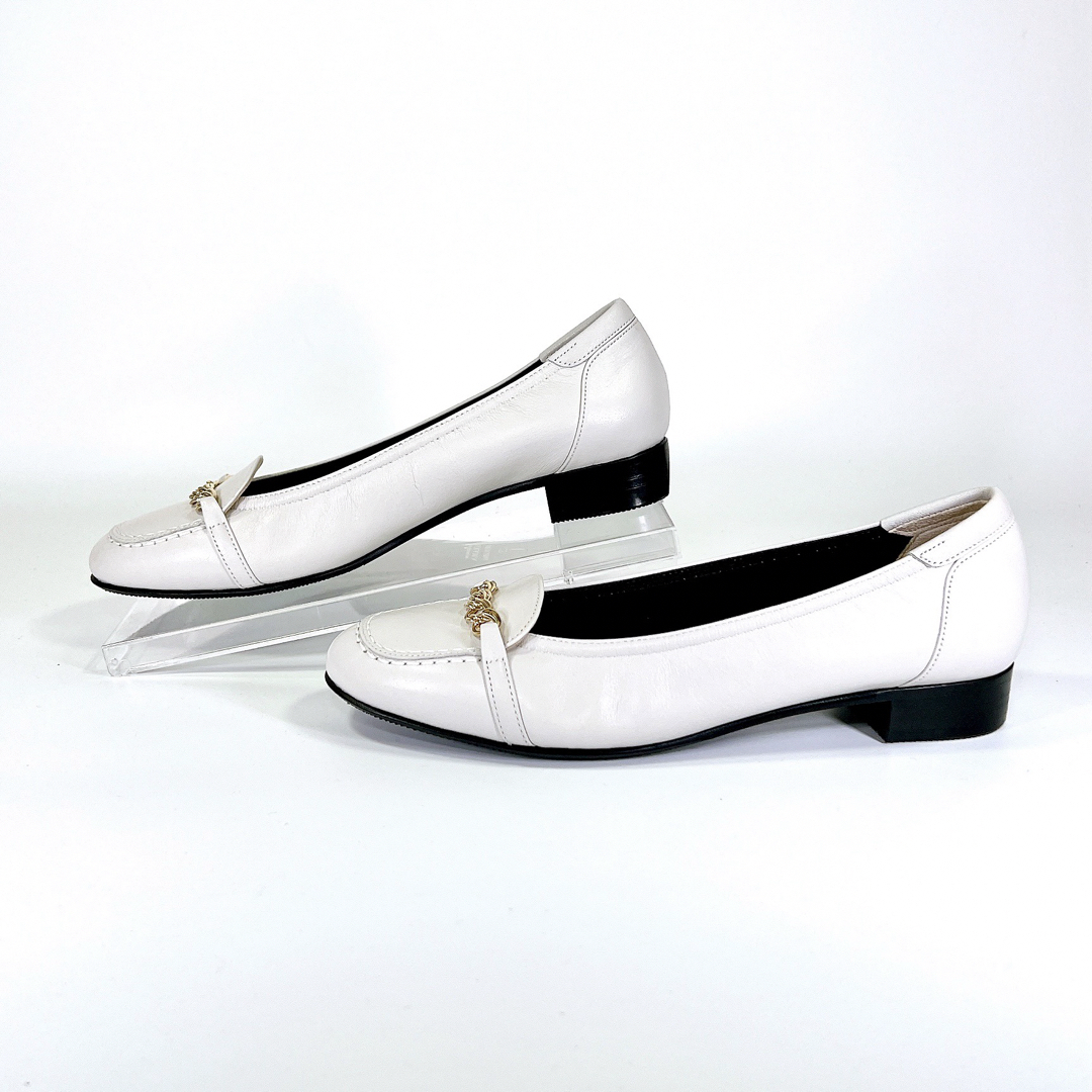 【新品未使用】MIHAMA ミハマ チェーン ローファーパンプス グレー23.0 レディースの靴/シューズ(ハイヒール/パンプス)の商品写真