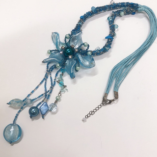 イタリア製 ベネチアングラス ネックレス お花とパールのモチーフ 大ぶり ブルー(ネックレス)