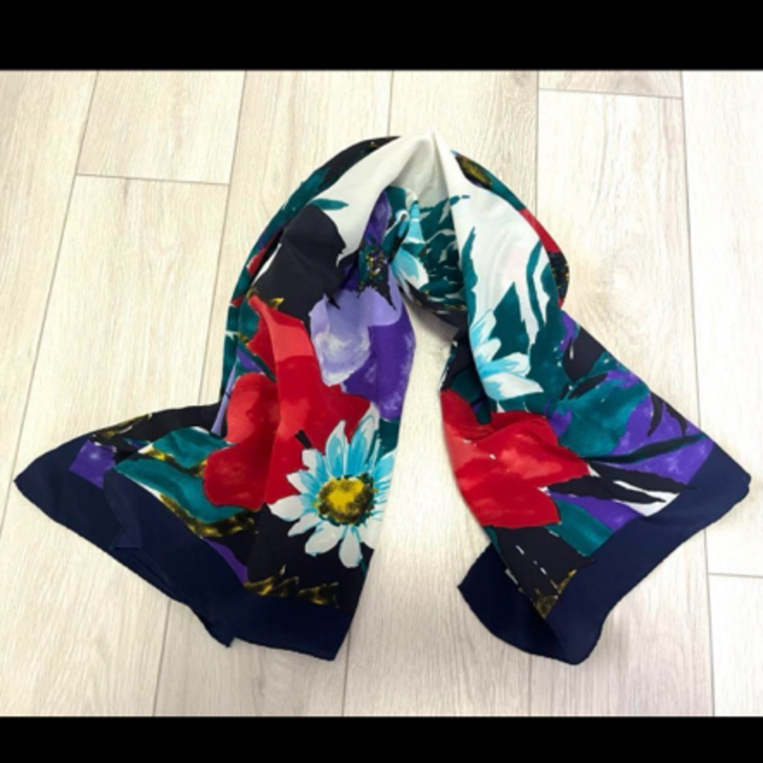 Dior(ディオール)のdior クリスチャンディオール　スカーフ　花柄　鮮やか レディースのファッション小物(バンダナ/スカーフ)の商品写真