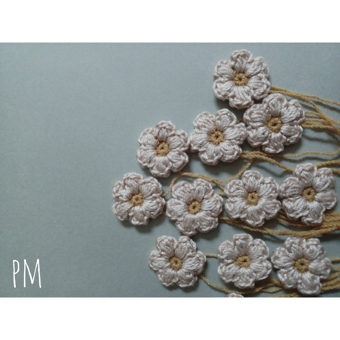 鍵針編み　モコモコ小花　グレー　12枚 ハンドメイドの素材/材料(各種パーツ)の商品写真
