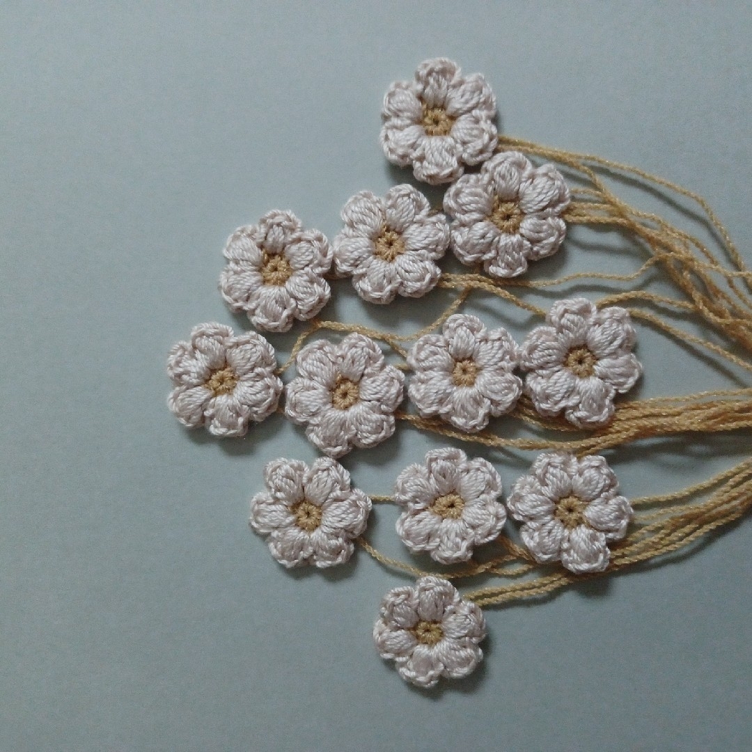 鍵針編み　モコモコ小花　グレー　12枚 ハンドメイドの素材/材料(各種パーツ)の商品写真