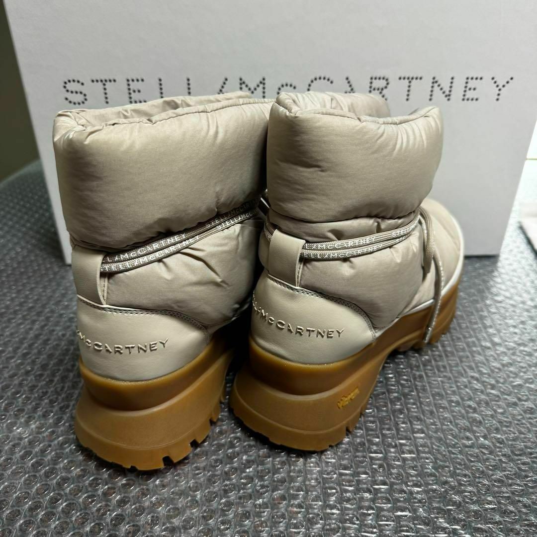 Stella McCartney(ステラマッカートニー)のステラマッカートニー トレース パフィー ブーティー ページュ サイズ35 レディースの靴/シューズ(ブーティ)の商品写真