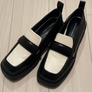 チャールズアンドキース(Charles and Keith)のCHARLES & KEITH ローファー　ブラック　38 24.5cm(ローファー/革靴)