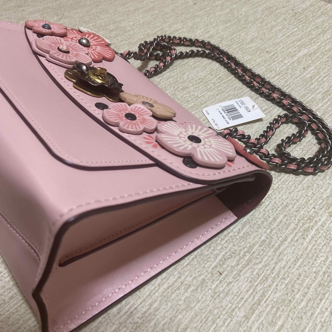 COACH(コーチ)のコーチ　フラワーモチーフバック新品 レディースのバッグ(ショルダーバッグ)の商品写真