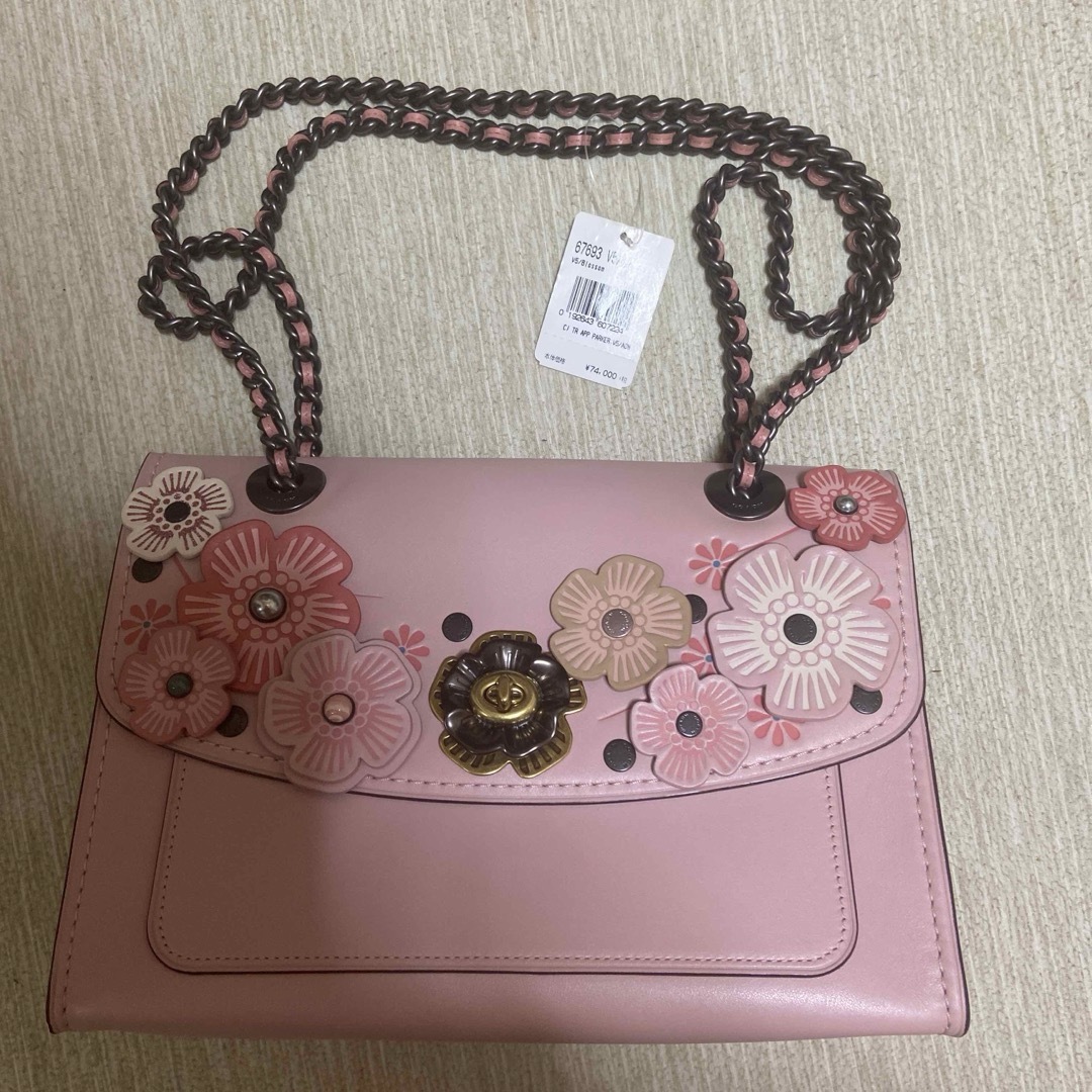 COACH(コーチ)のコーチ　フラワーモチーフバック新品 レディースのバッグ(ショルダーバッグ)の商品写真