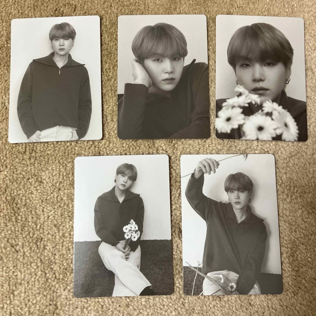 防弾少年団(BTS)(ボウダンショウネンダン)のBTS POPUP  MONOCHROME ミニフォトカード SUGA エンタメ/ホビーのタレントグッズ(アイドルグッズ)の商品写真