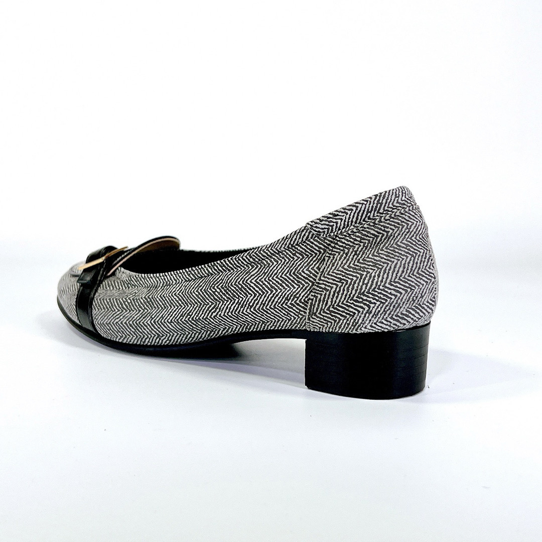 【ほぼ新品】MIHAMA ミハマ ベルト パンプス グレー ブラック 23.0 レディースの靴/シューズ(ハイヒール/パンプス)の商品写真