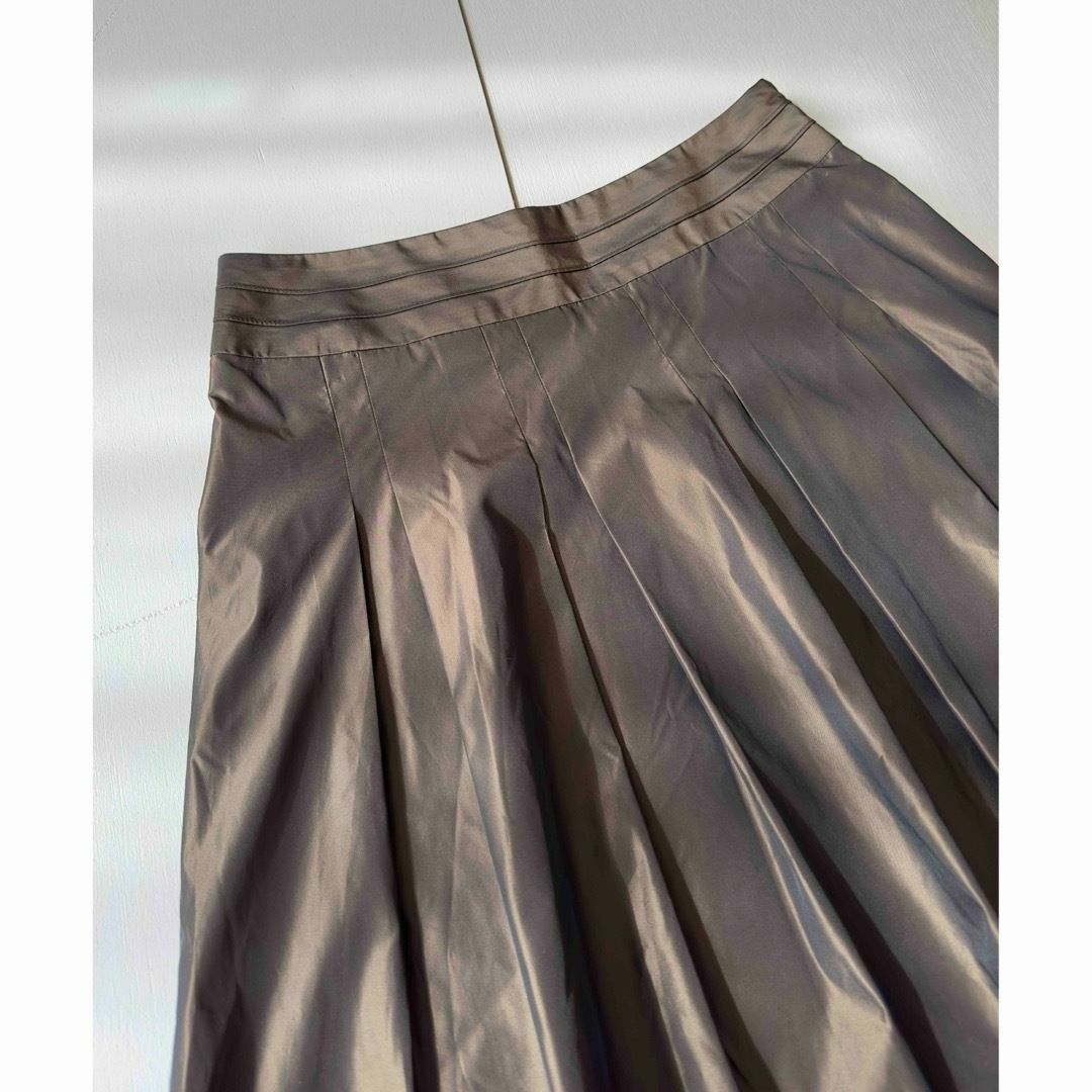LAUTREAMONT(ロートレアモン)のLAUTREAMONT BLACK ツヤ感 スカート カーキ レディースのスカート(ひざ丈スカート)の商品写真