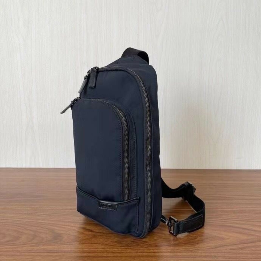 TUMI(トゥミ)のTUMI「グレゴリー」スリング HARRISON メンズのバッグ(ショルダーバッグ)の商品写真