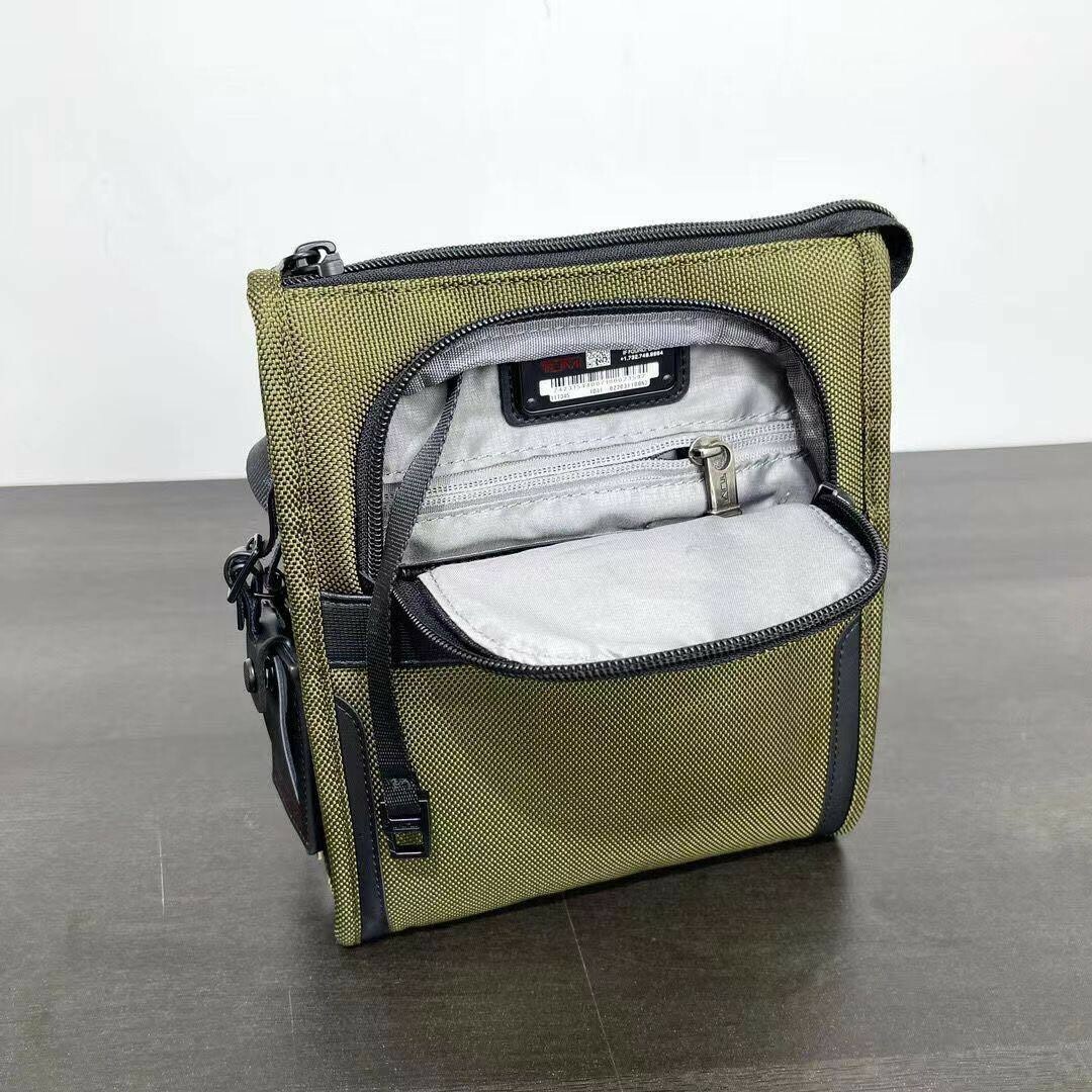 TUMI(トゥミ)の新品未使用 TUMI 2203110 ショルダーバッグ アーミーグリーン レディースのバッグ(ショルダーバッグ)の商品写真