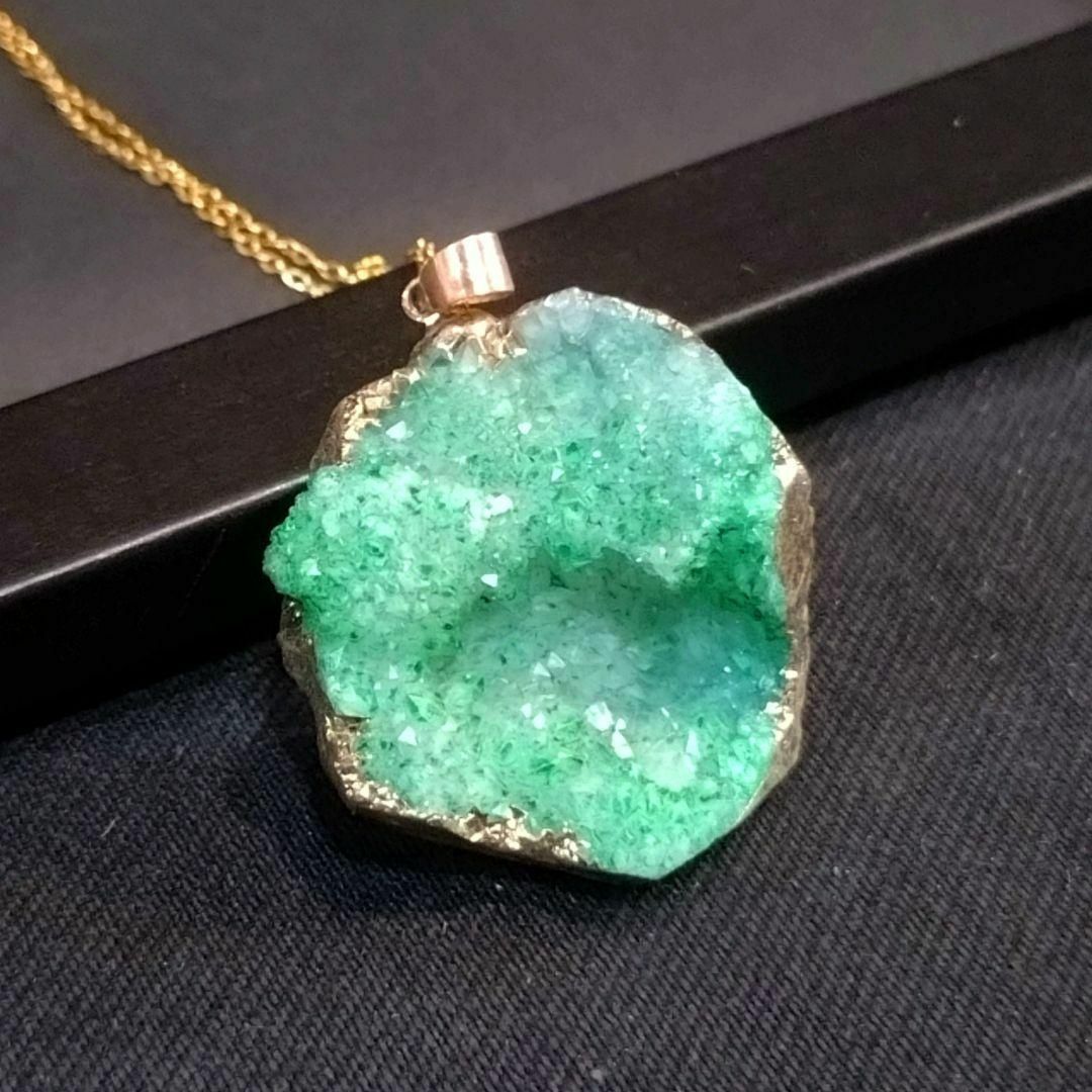 【癒しのグリーン】悠久の時の結晶　メノウジオードの原石ネックレス　金縁 レディースのアクセサリー(ネックレス)の商品写真