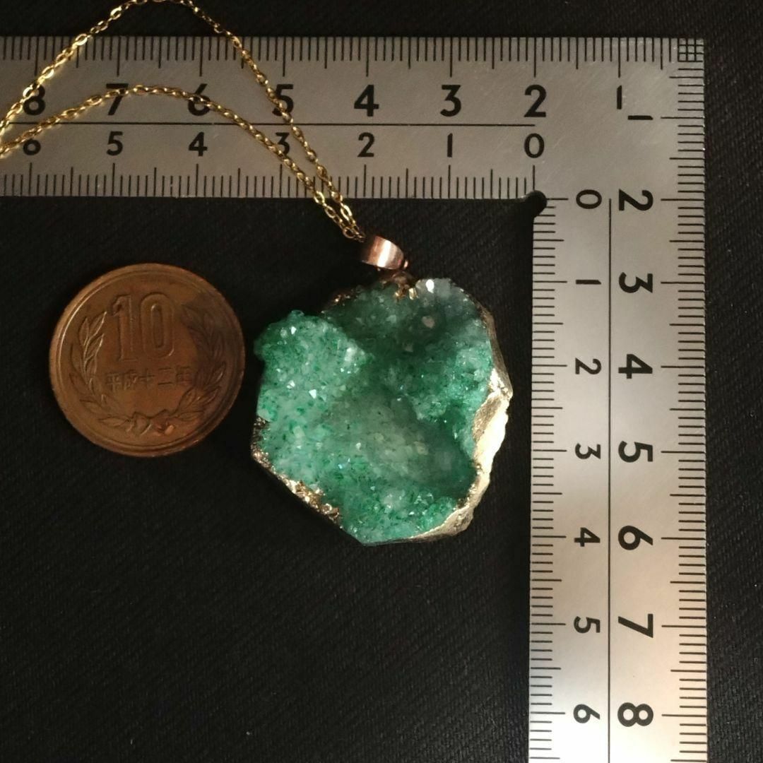 【癒しのグリーン】悠久の時の結晶　メノウジオードの原石ネックレス　金縁 レディースのアクセサリー(ネックレス)の商品写真