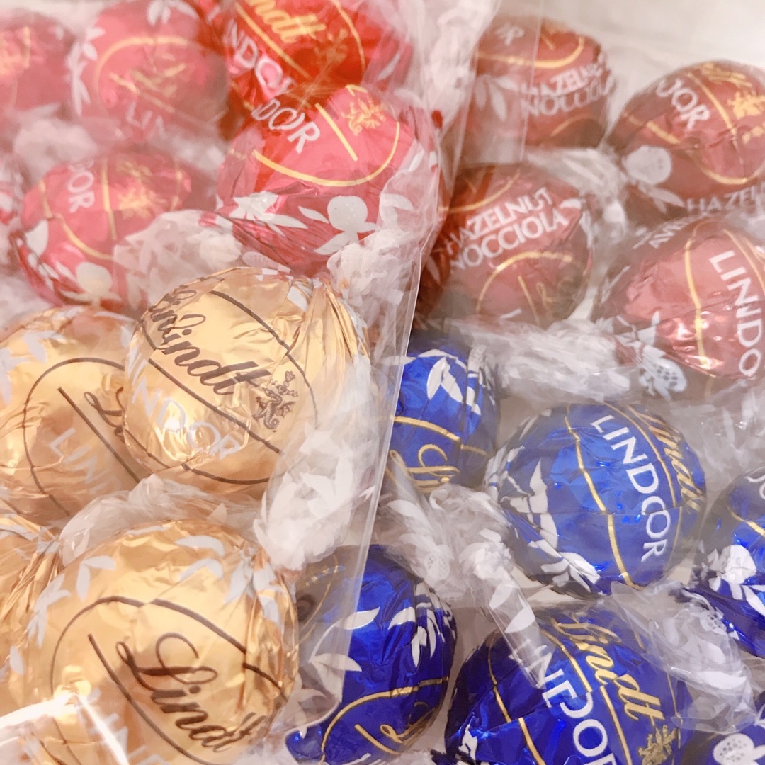 Lindt(リンツ)の【数量限定】★24個★【ゴールド】リンツ＊リンドール【コストコ＊Costco】 食品/飲料/酒の食品(菓子/デザート)の商品写真