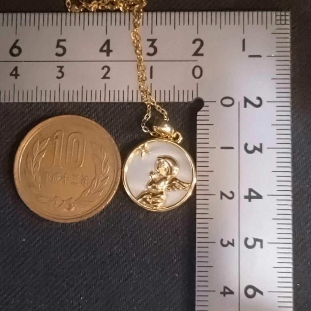 【星に願いを】マザーオブパール　祈りを捧げる天使のコイン型ネックレス レディースのアクセサリー(ネックレス)の商品写真
