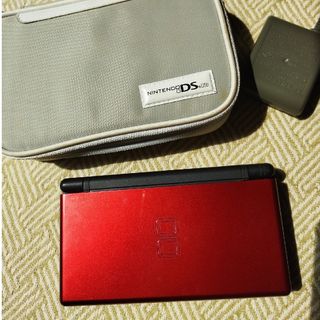 Nintendo DS Lite　クリムゾン/ブラック(携帯用ゲーム機本体)