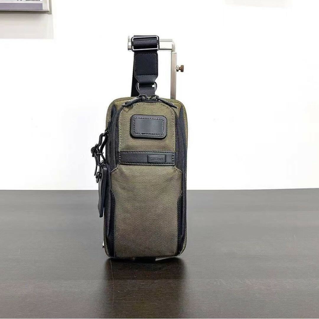 TUMI(トゥミ)のTUMI アルファ コンパクトスリング ボディバック グリーン メンズのバッグ(ショルダーバッグ)の商品写真