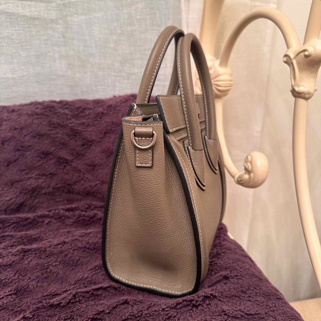 celine(セリーヌ)のCELINE ラゲージ　ナノ　スリ　セリーヌ　ベージュ　celine レディースのバッグ(トートバッグ)の商品写真