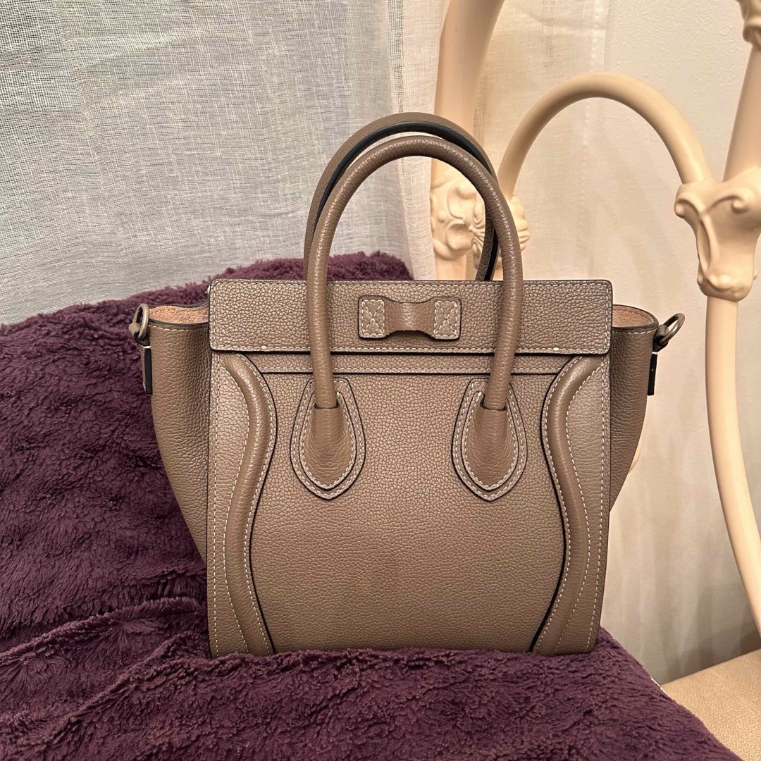 celine(セリーヌ)のCELINE ラゲージ　ナノ　スリ　セリーヌ　ベージュ　celine レディースのバッグ(トートバッグ)の商品写真