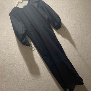 ザラ(ZARA)のzara スリット入りミディワンピース　ブラック(ロングワンピース/マキシワンピース)