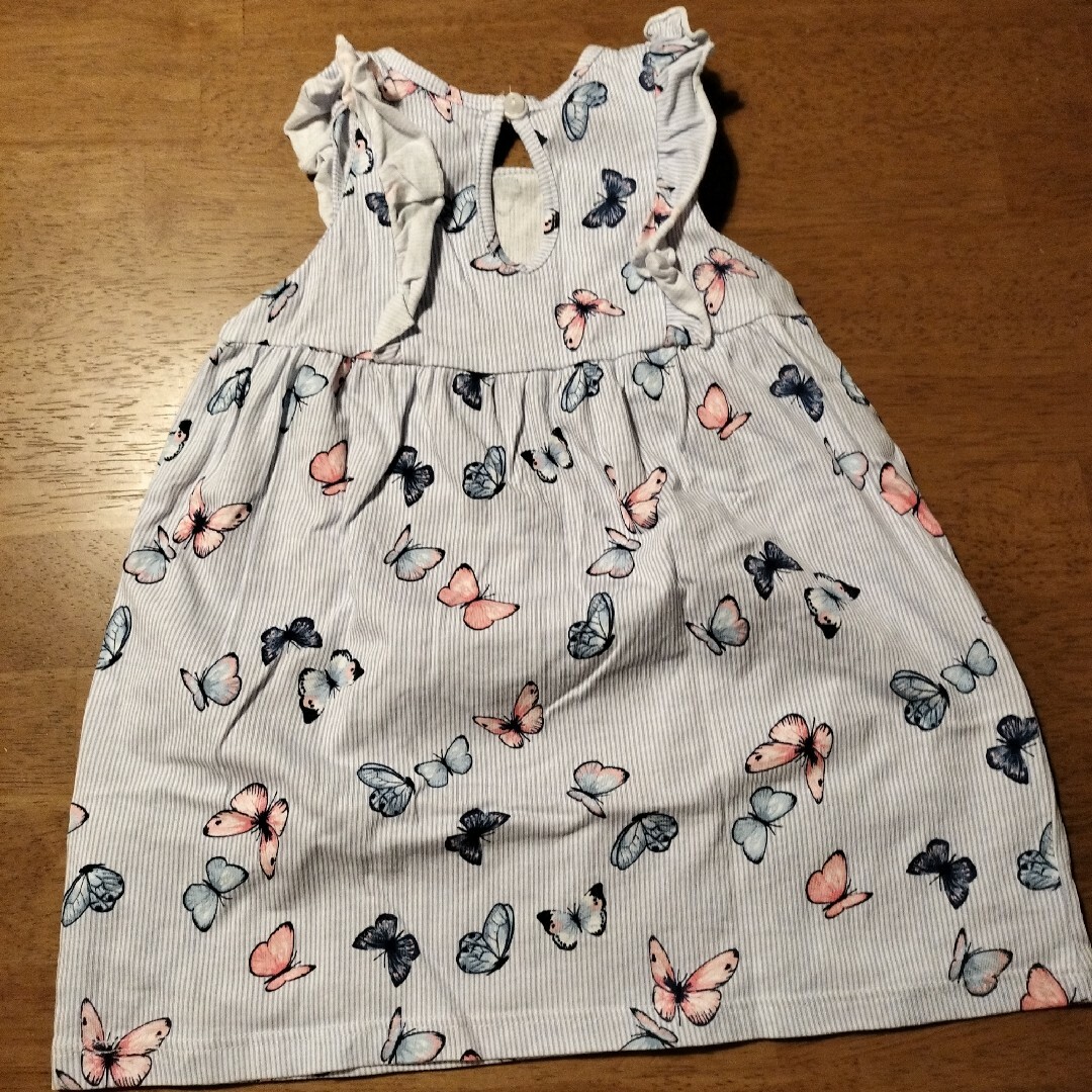 H&M(エイチアンドエム)のワンピース　H&М　蝶 キッズ/ベビー/マタニティのキッズ服女の子用(90cm~)(ワンピース)の商品写真