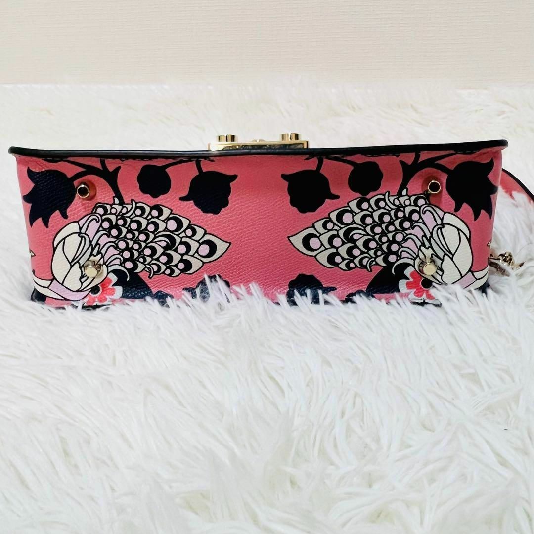 Furla(フルラ)のフルラ ショルダーバッグ メトロポリス ゴールドチェーン 金具 孔雀柄 　ピンク レディースのバッグ(ショルダーバッグ)の商品写真