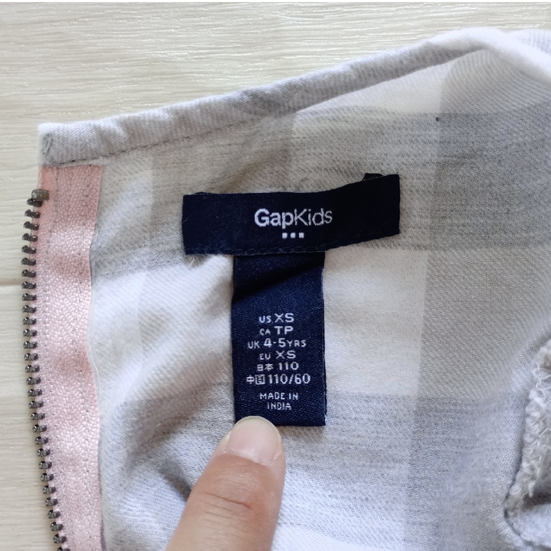 GAP Kids(ギャップキッズ)のGap Kids 110cm ワンピース チェック柄 グレー インド製 キッズ/ベビー/マタニティのキッズ服女の子用(90cm~)(ワンピース)の商品写真