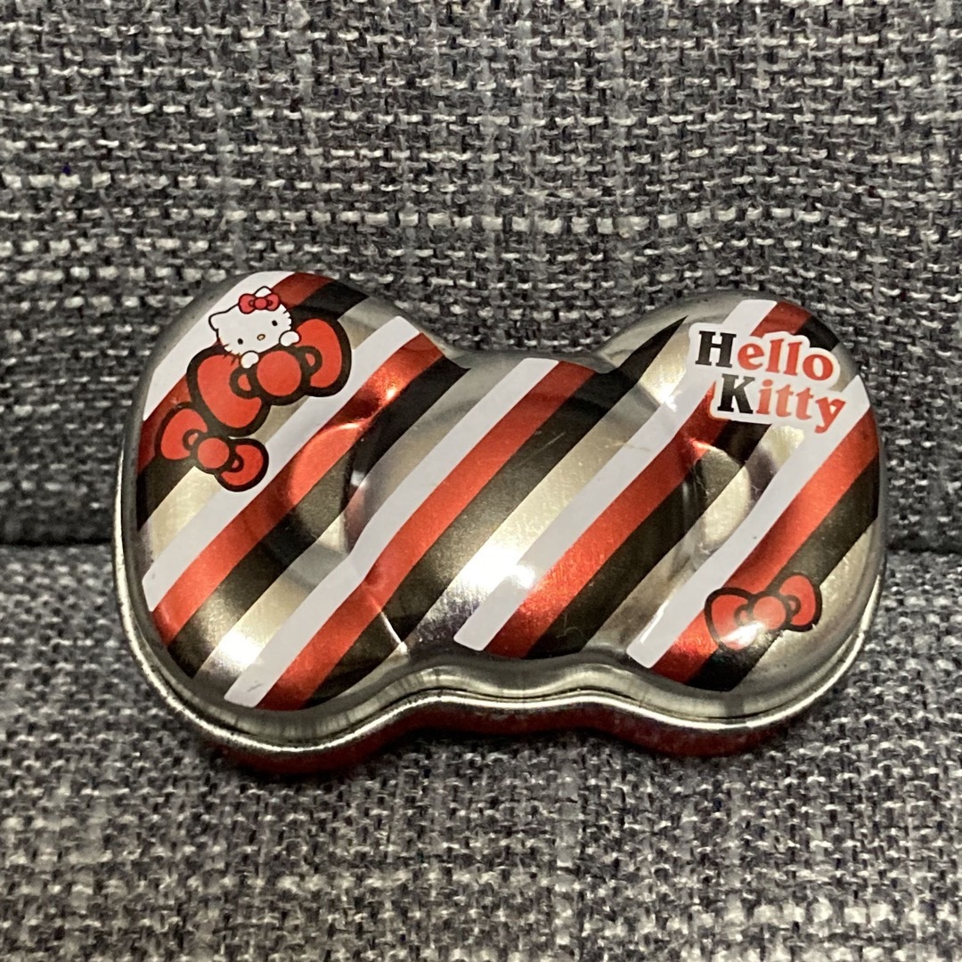 ハローキティ(ハローキティ)の非売品　サンリオ HELLOKitty 缶 シルバー2006年製 キティ きてぃ エンタメ/ホビーのおもちゃ/ぬいぐるみ(キャラクターグッズ)の商品写真