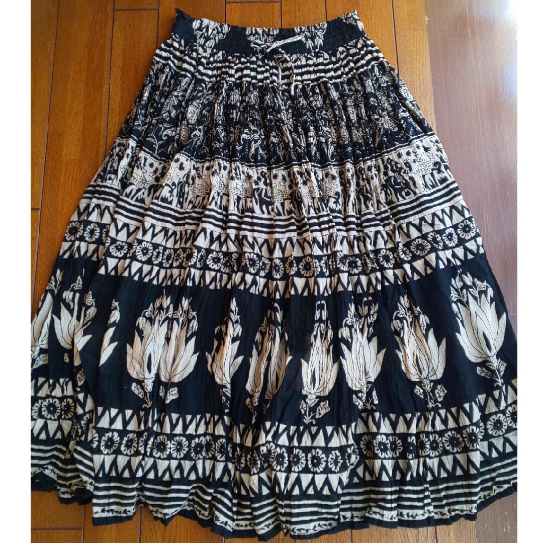 レディース 昭和レトロ総柄 ブラック フレアロングスカート レディースのスカート(ロングスカート)の商品写真