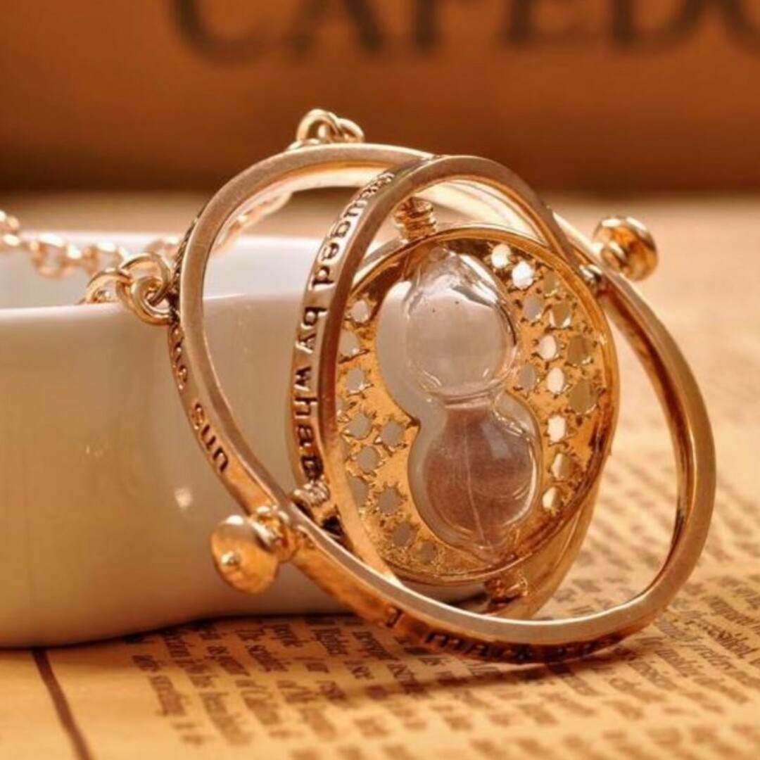 タイムターナー ネックレス 砂時計 逆転時計 ハリーポッター シルバー レディースのアクセサリー(ネックレス)の商品写真