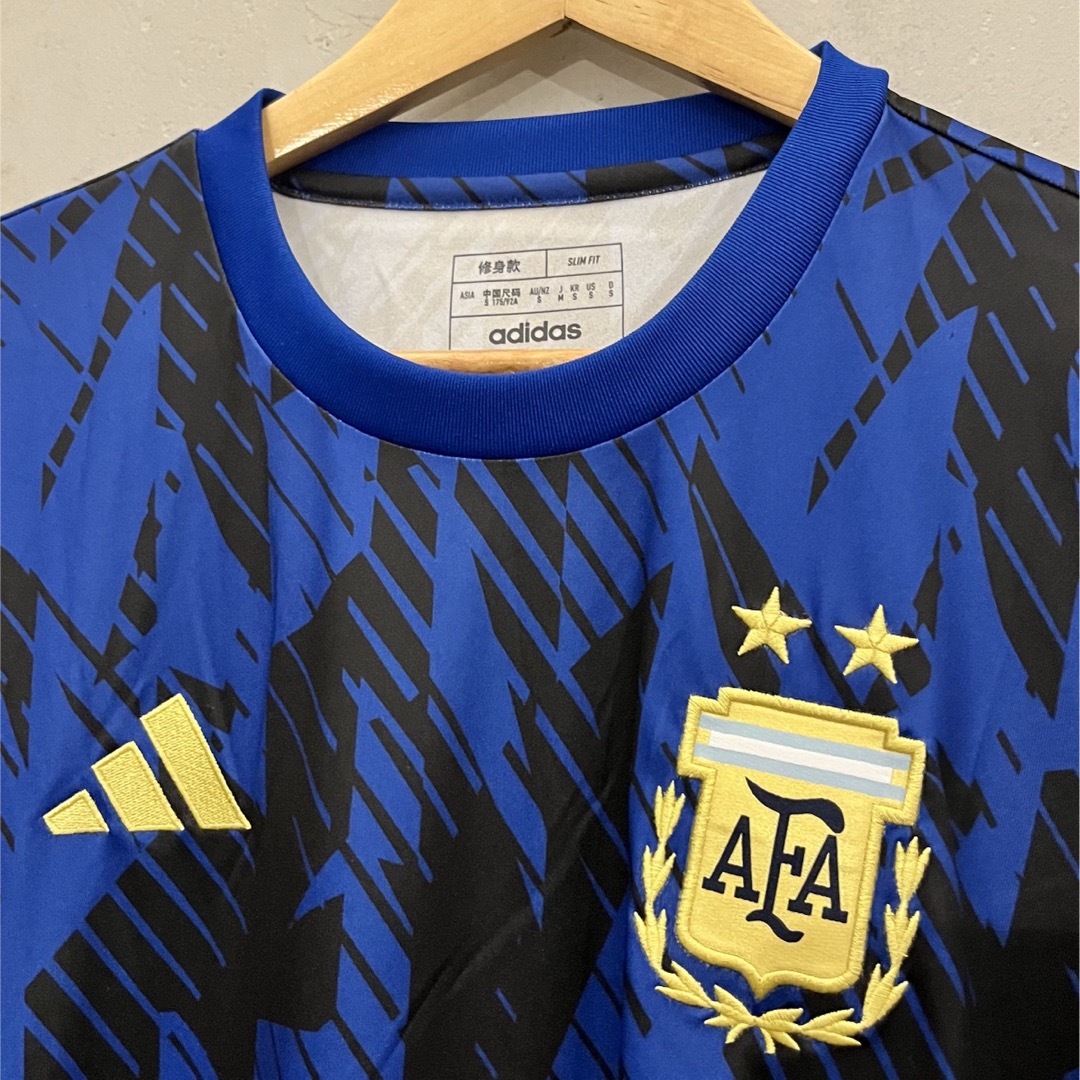 adidas(アディダス)のW杯 アルゼンチン代表 プレマッチユニフォーム スポーツ/アウトドアのサッカー/フットサル(ウェア)の商品写真