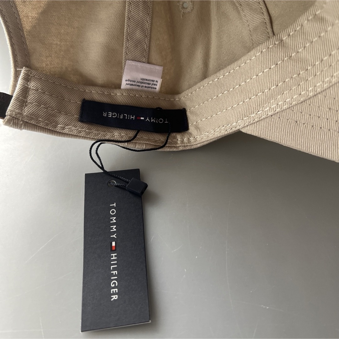 TOMMY HILFIGER(トミーヒルフィガー)のトミーヒルフィガーキャップ　ローキャップ　ベージュ レディースの帽子(キャップ)の商品写真