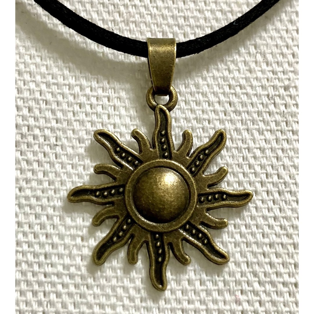 ✴︎SALE✴︎ 太陽のペンダント チョーカー ハンドメイド no.357 ハンドメイドのアクセサリー(ネックレス)の商品写真